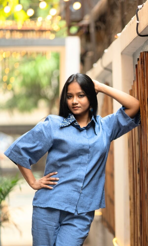 Blue cropped shirt with Indigo collar and funnel sleeves